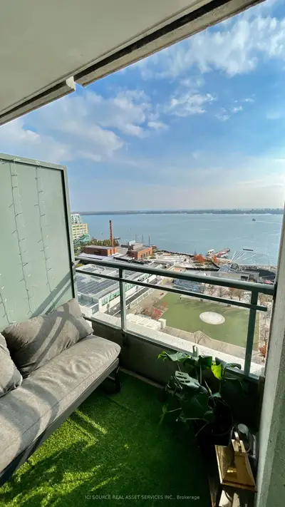 230 Queens Quay W 2019, Toronto, On M5j 2y7