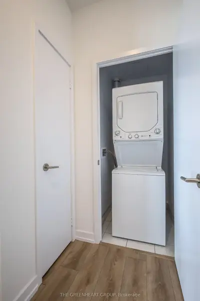 500 Dupont Street 718, Toronto, On M6g 0b8