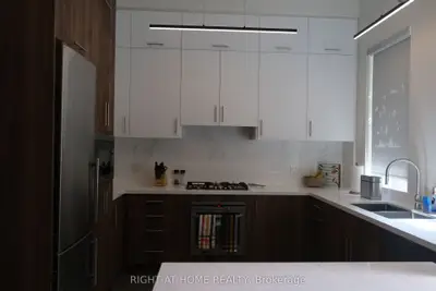 41 Spruce Street 2, Toronto, On M5a 2h8