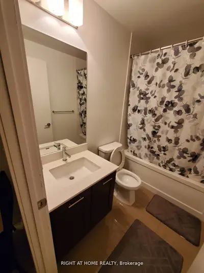 50 Bruyeres Mews 612, Toronto, On M5v 0g8