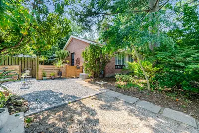 3 Shadwell Place, Toronto, On M3b 1j4