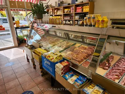 800 St Clair Avenue W, Toronto, On M6c 1b6