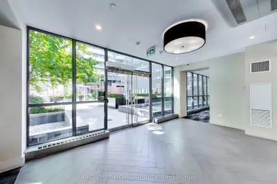 38 Iannuzzi Street 113, Toronto, On M5v 0s2
