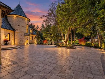 25 Tudor Gate, Toronto, On M2l 1n3