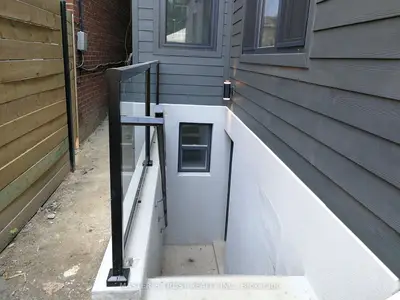 246 Lippincott Street Lowunit, Toronto, On M5s 2p5