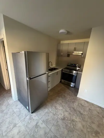 692 Northcliffe Boulevard Main, Toronto, On M6e 3m4