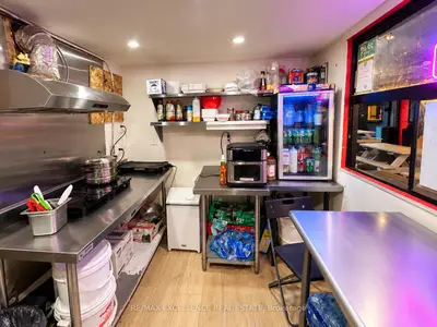 335 Yonge Street 3, Toronto, On M5b 1c1