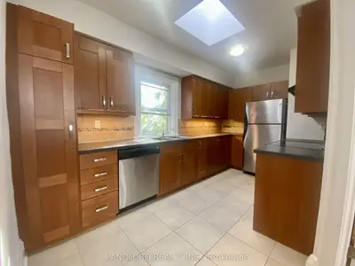 341 St Clair Avenue W E, Toronto, On M5p 1n3