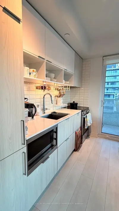 60 Tannery Road 910, Toronto, On M5a 0s8