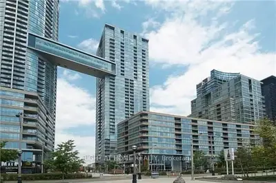 15 Iceboat Terrace 1505, Toronto, On M5v 4a5