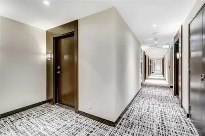 2221 Yonge Street 4201, Toronto, On M4s 2b4