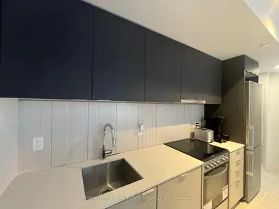 8 Tippett Road 717, Toronto, On M3h 0e7