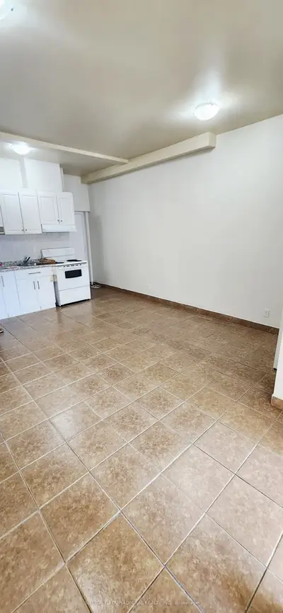 1040a St Clair Avenue Upper 1, Toronto, On M6e 1a5
