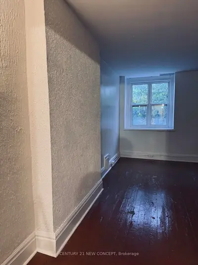 585 Parliament Street Upper Level, Toronto, On M4x 1p9