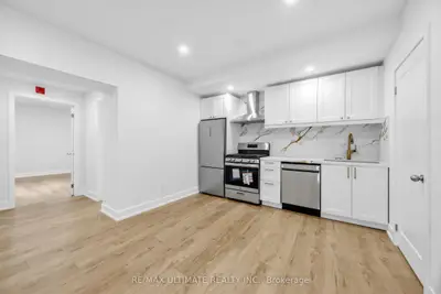 229 Spadina Avenue 202, Toronto, On M5t 2e2