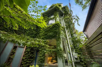 33a Henry Street, Toronto, On M5t 1w9