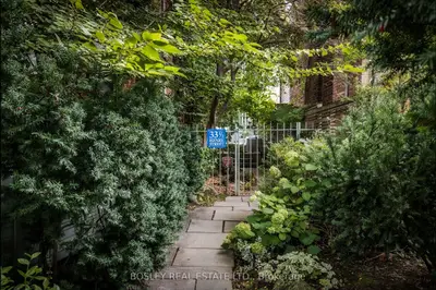 33a Henry Street, Toronto, On M5t 1w9