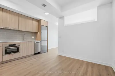 88 Bathurst Street 612, Toronto, On M5v 0w8