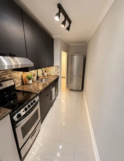 2 Ridelle Avenue 106, Toronto, On M6b 1h4