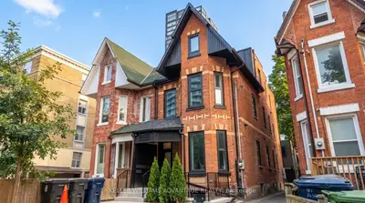 23 Ross Street 2, Toronto, On M5t 1z8