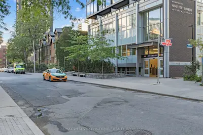 17 Dundonald Street 305, Toronto, On M4y 0e4