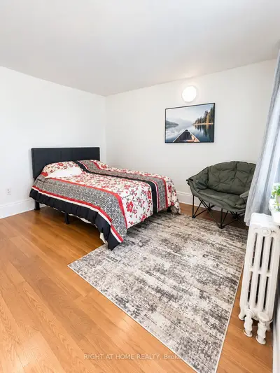 10 Borden Street Main Floor, Toronto, On M5s 2m9