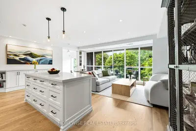 11 Soho Street 403, Toronto, On M5t 3l7
