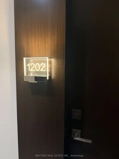 2221 Yonge Street 1202, Toronto, On M4s 0b8