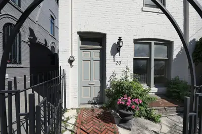 26 Belmont Street, Toronto, On M5r 1p8