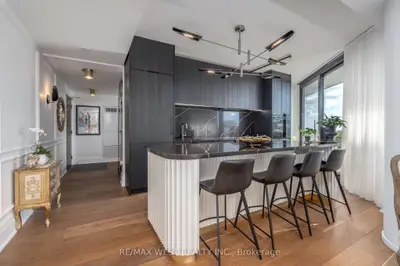 21 Lawren Harris Square 1002, Toronto, On M5a 0t4