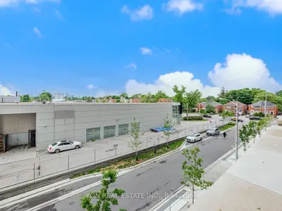 33 Frederick Todd Way W 207, Toronto, On M4g 0c9