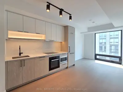 89 Montclair Avenue 1722, Toronto, On M5p 0a9