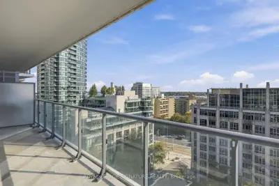 38 Iannuzzi Street 1512, Toronto, On M5v 0s2