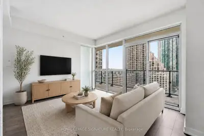 38 Iannuzzi Street 1512, Toronto, On M5v 0s2
