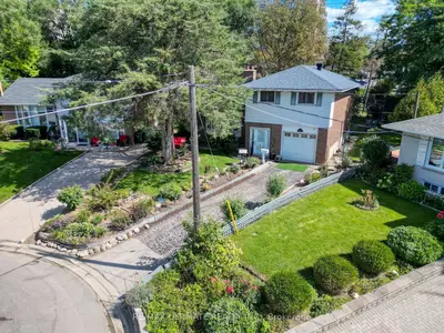 12 Petal Court, Toronto, On M4a 1v8