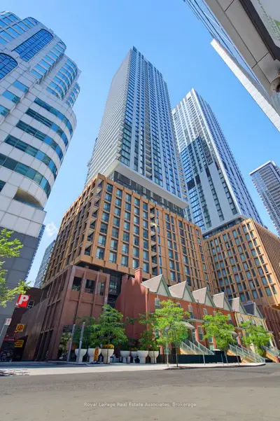 8 Widmer Street 2403, Toronto, On M5v 0w6