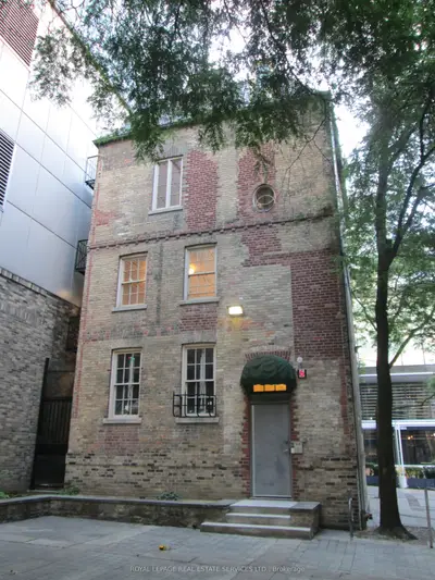 6 Trinity Square, Toronto, On M5g 1b1