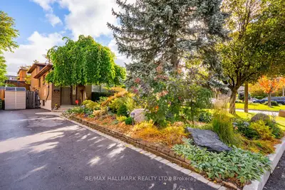 27 Pinebrook Avenue, Toronto, On M4a 1y8