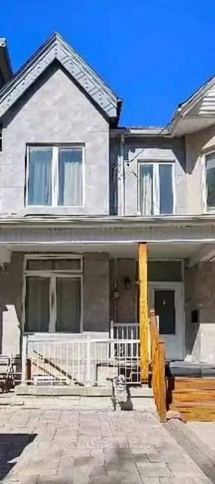 16 Ross St Street Masterbedroom 2nd Floor, Toronto, On M5t 1z9