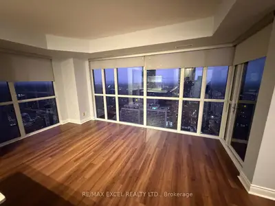 28 Ted Rogers Way 4201, Toronto, On M4y 2w7