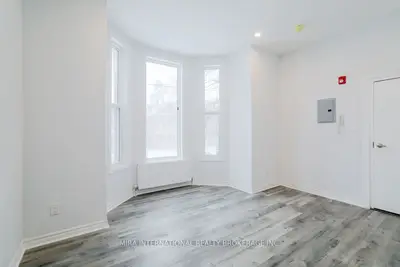 210 Carlton Street 101, Toronto, On M5a 2l1