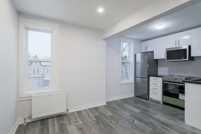 210 Carlton Street 201, Toronto, On M5a 2l1