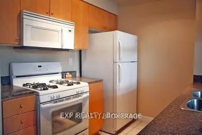 9 Spadina Avenue 302, Toronto, On M5v 3v5
