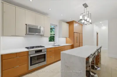 33 Rose Avenue Upper Unit, Toronto, On M4x 1n7