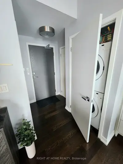 21 Widmer Street 1906, Toronto, On M5v 0b8