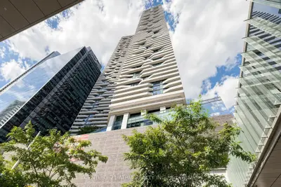 88 Harbour Street 5205, Toronto, On M5j 1b7