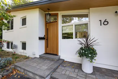 16 Legato Court, Toronto, On M3b 1l7