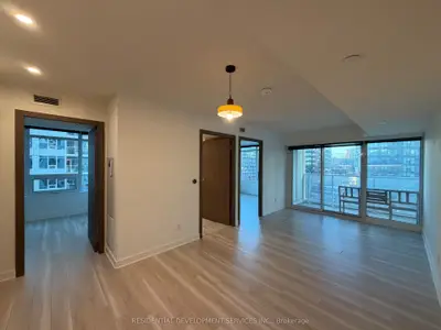 17 Bathurst Street 906, Toronto, On M5v 0n1