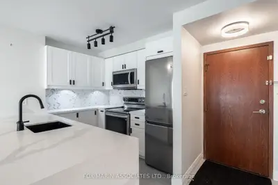 10 Yonge Street 504, Toronto, On M5e 1r4