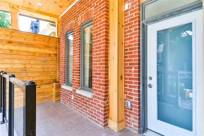 136 Markham Street Main/ 2nd, Toronto, On M6j 2g5